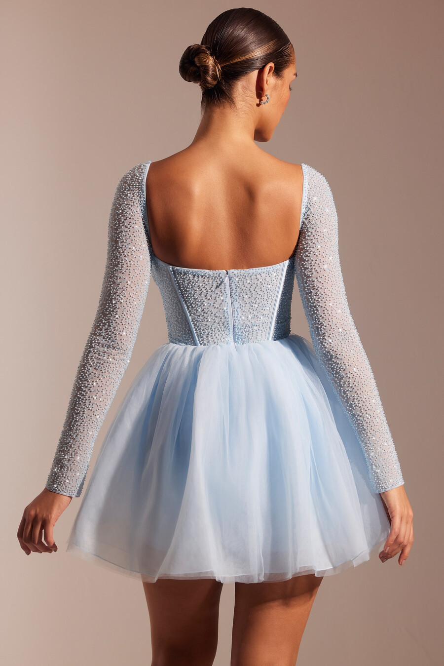 vestido curto azul com saia de tule e mangas compridas bordadas.