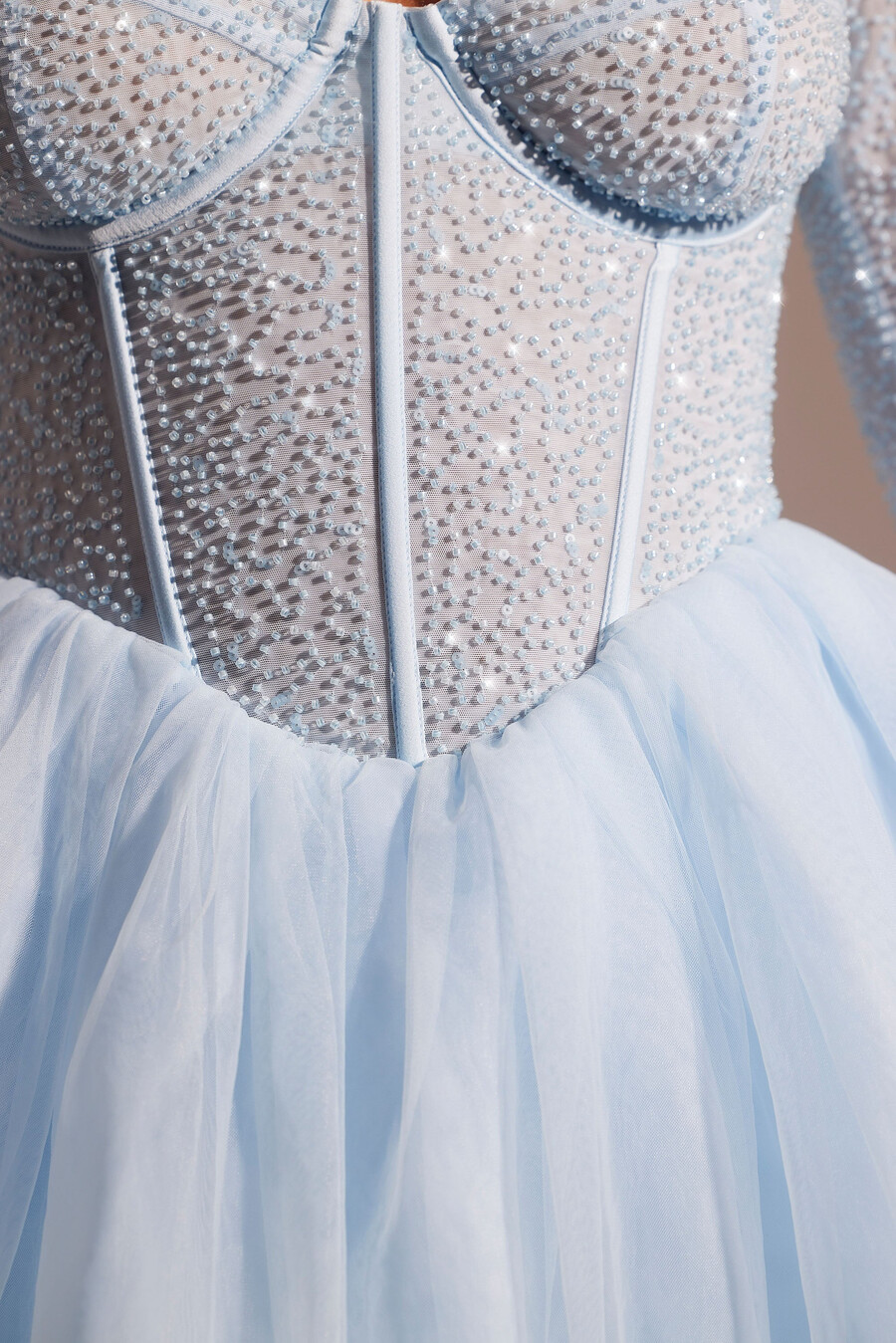 vestido curto azul com saia de tule e mangas compridas bordadas.