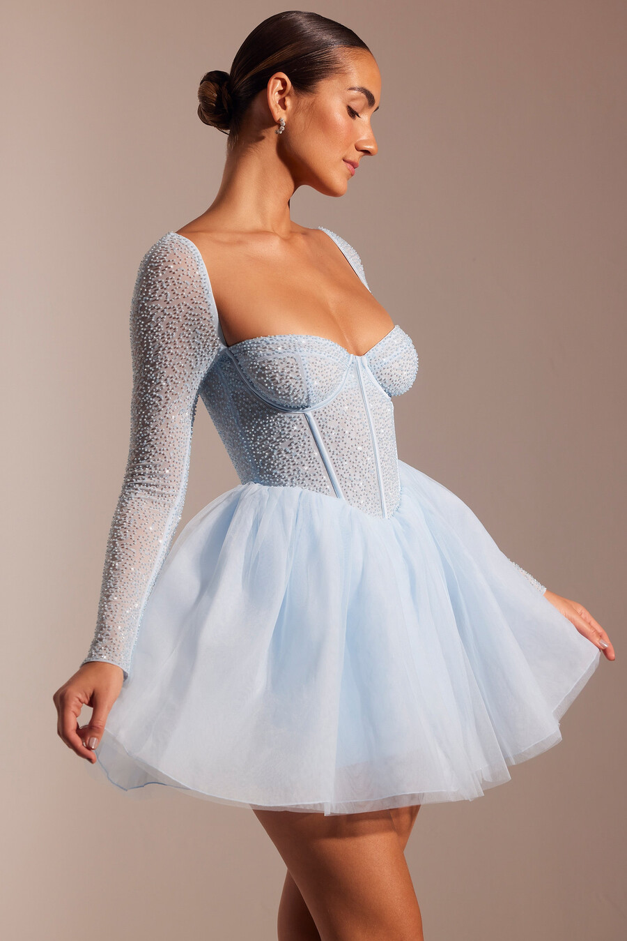vestido curto azul com saia de tule e mangas compridas bordadas.