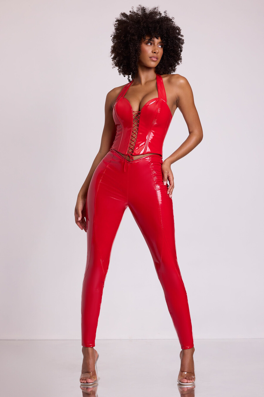 leggings de vinil com cintura alta em v na cor vermelho fogo.