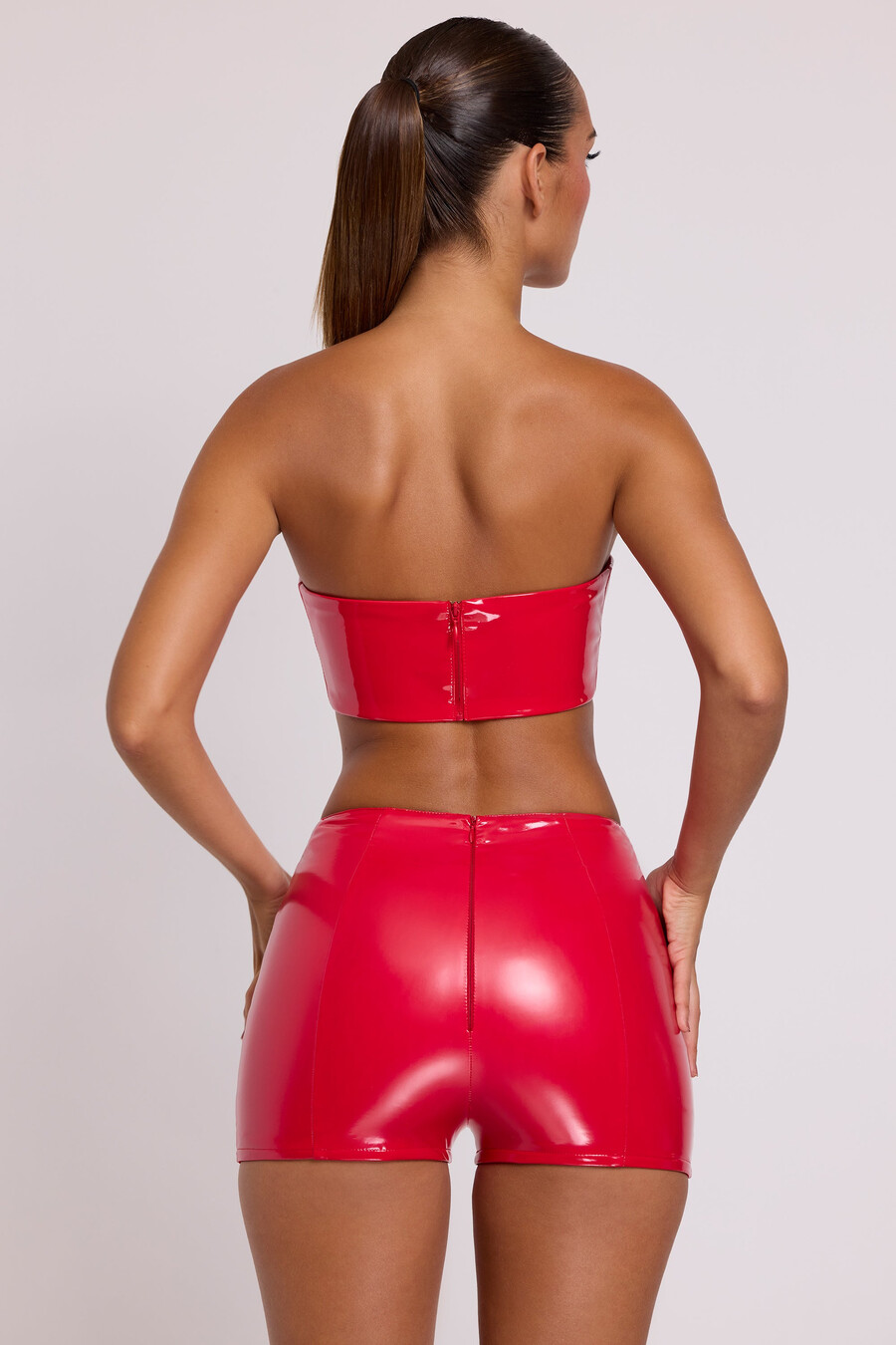 shorts curtos de vinil com cintura angulada na cor vermelho fogo.