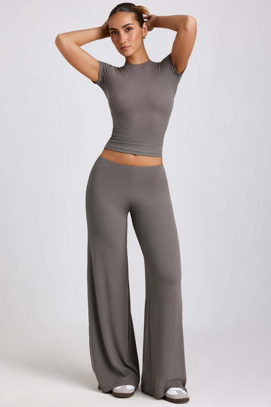 calça de cintura média e pernas largas na cor cinza.