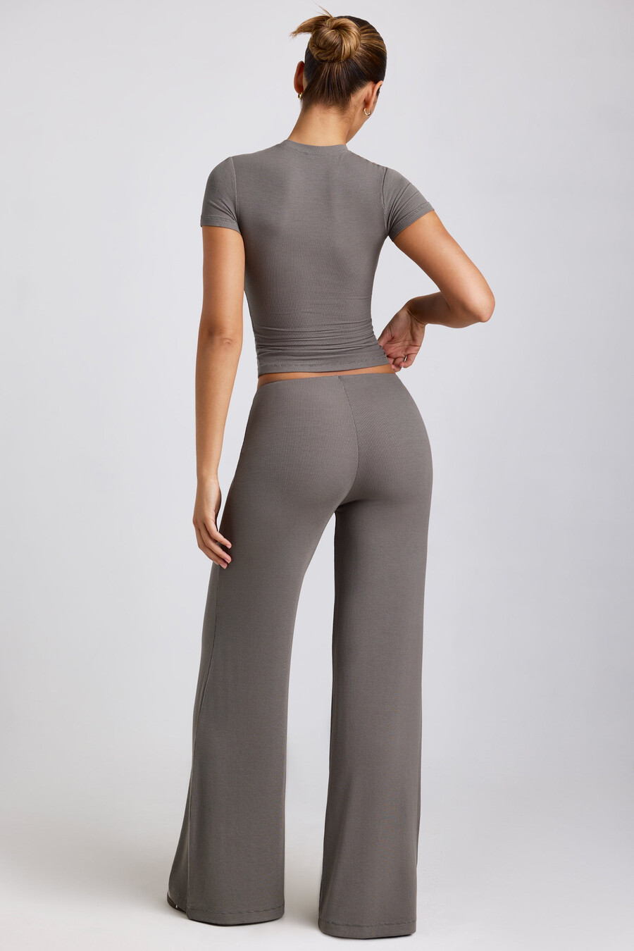 calça de cintura média e pernas largas na cor cinza.