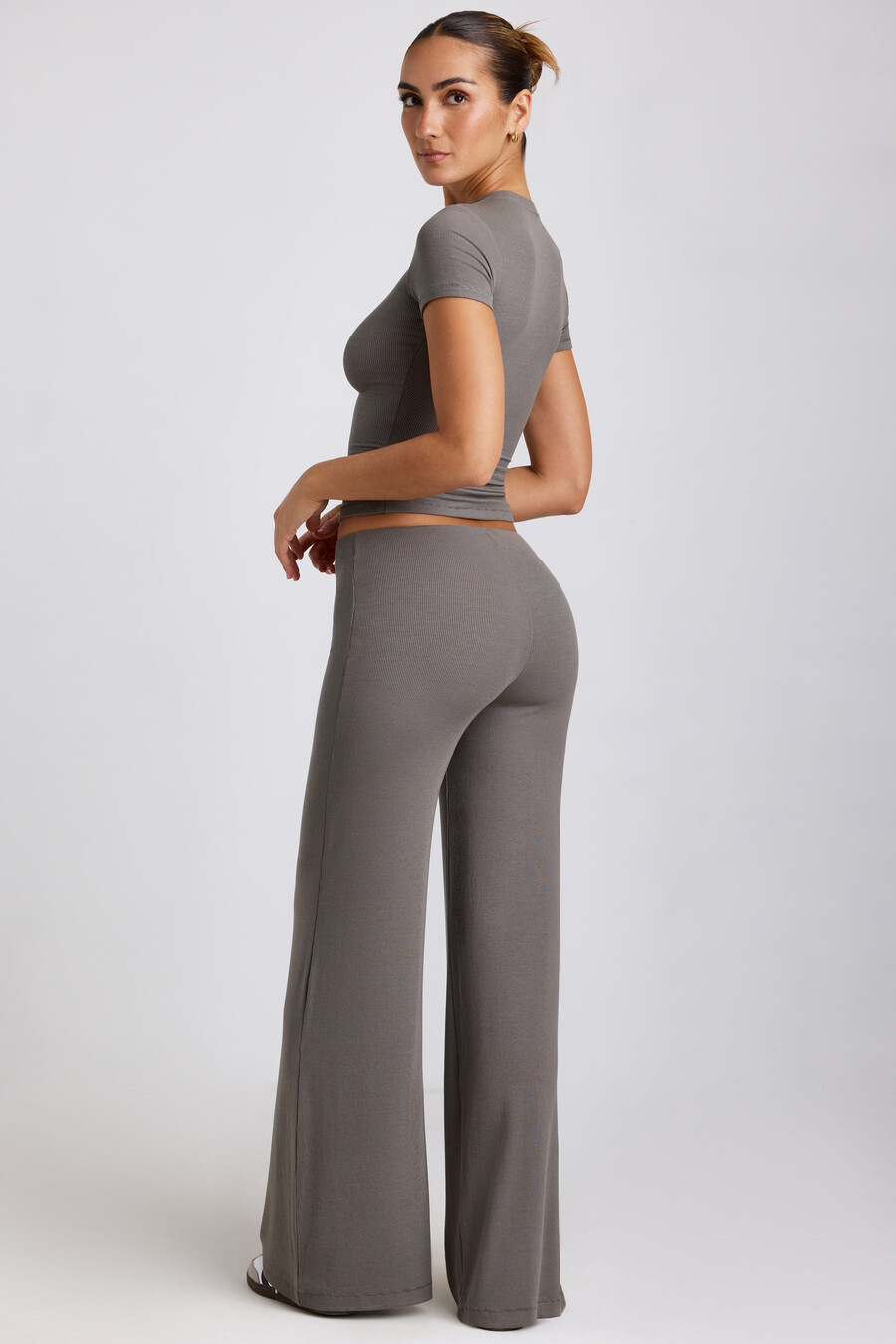 calça de cintura média e pernas largas na cor cinza.
