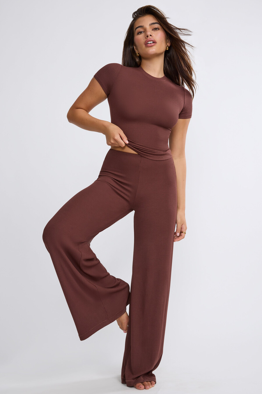 calça de cintura média e pernas largas na cor chocolate