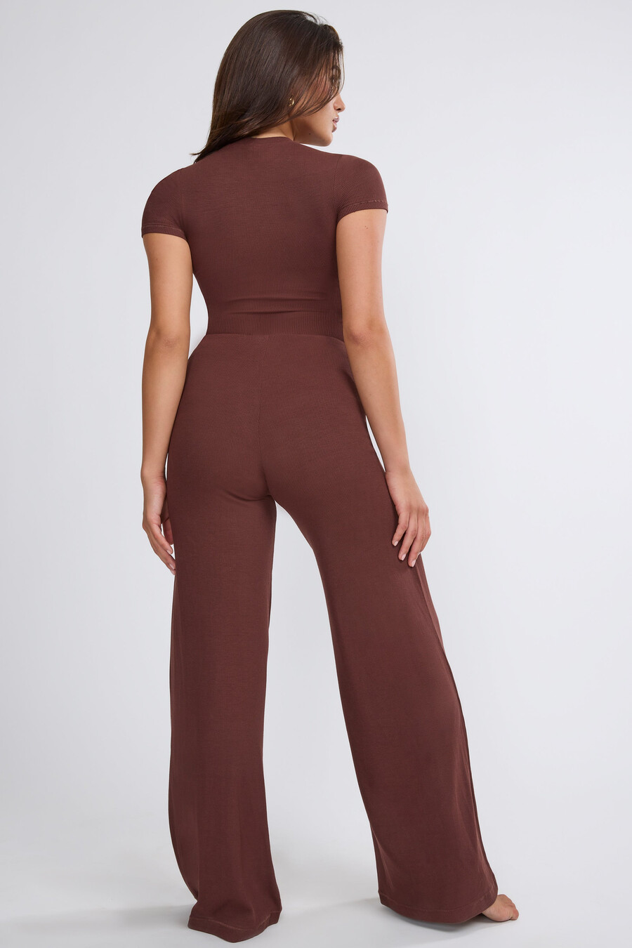 calça de cintura média e pernas largas na cor chocolate