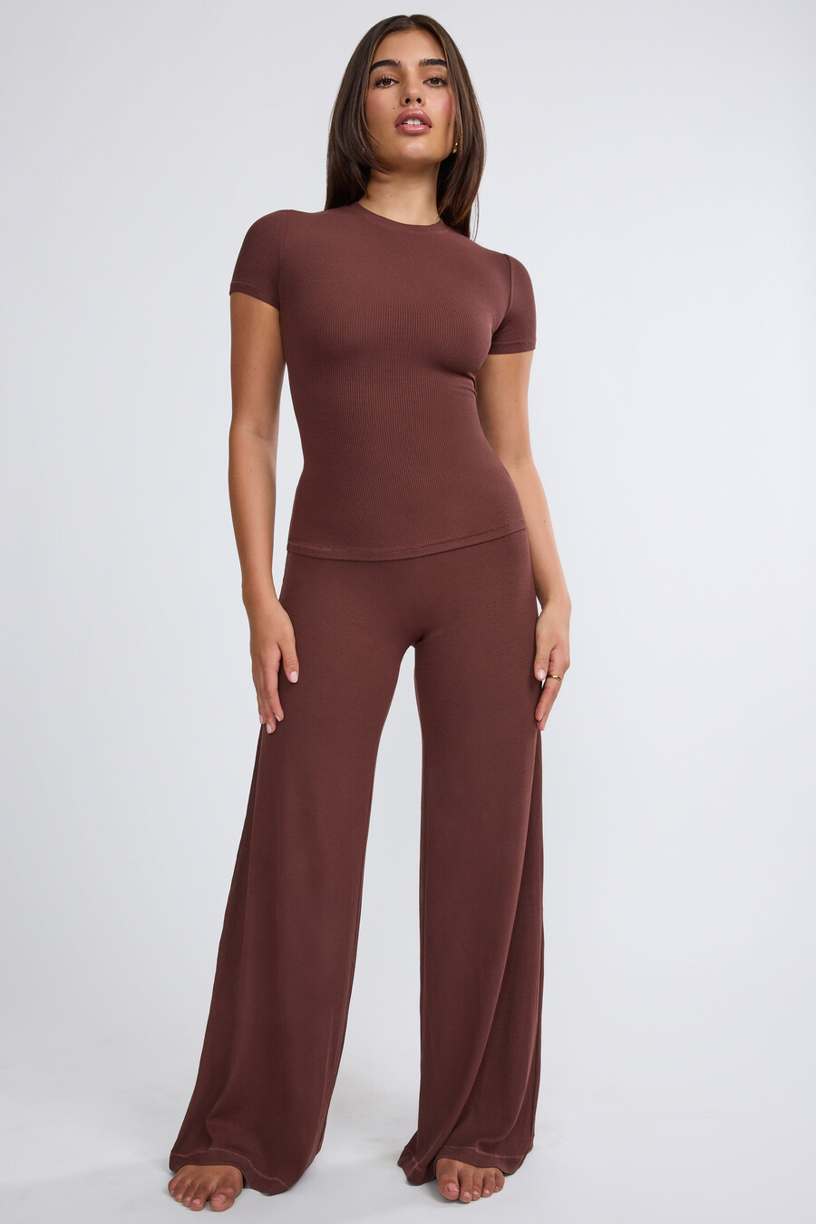 calça de cintura média e pernas largas na cor chocolate