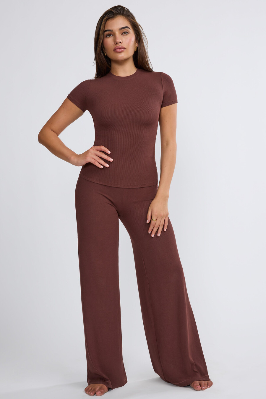 calça de cintura média e pernas largas na cor chocolate