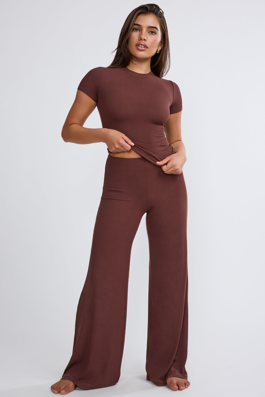 calça de cintura média e pernas largas na cor chocolate