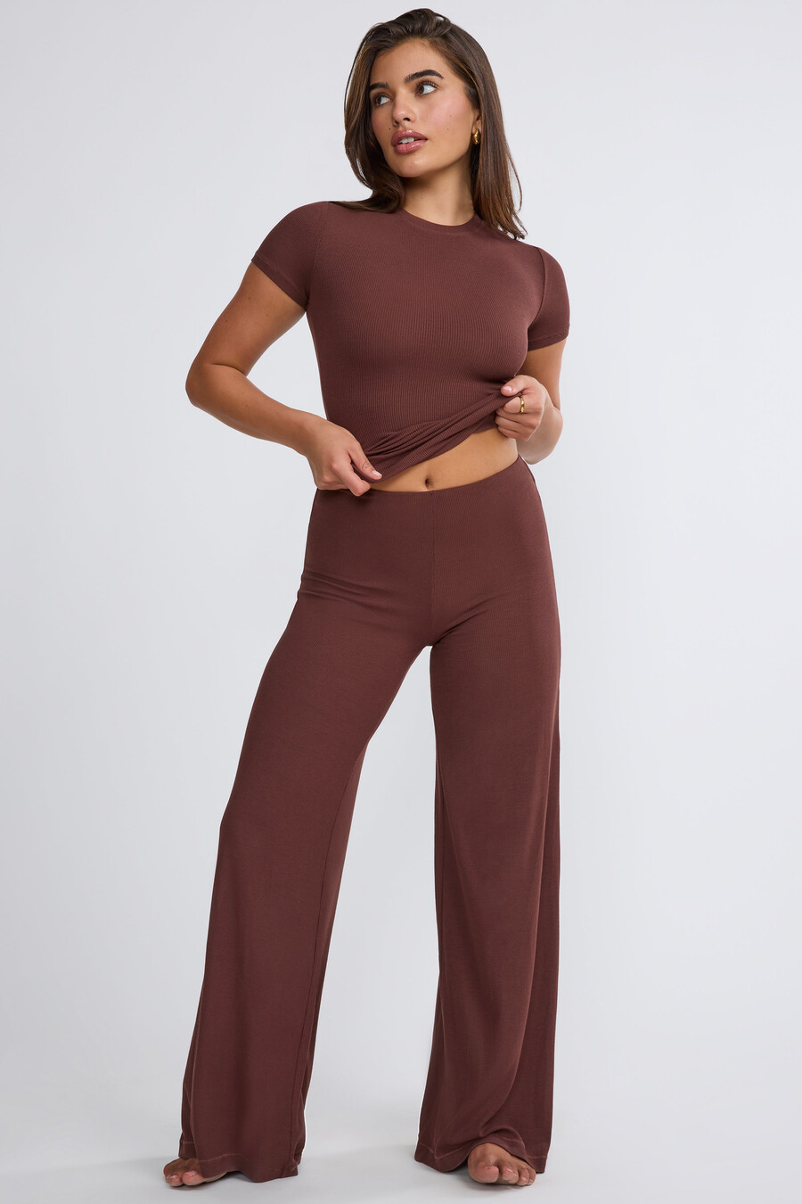 calça de cintura média e pernas largas na cor chocolate