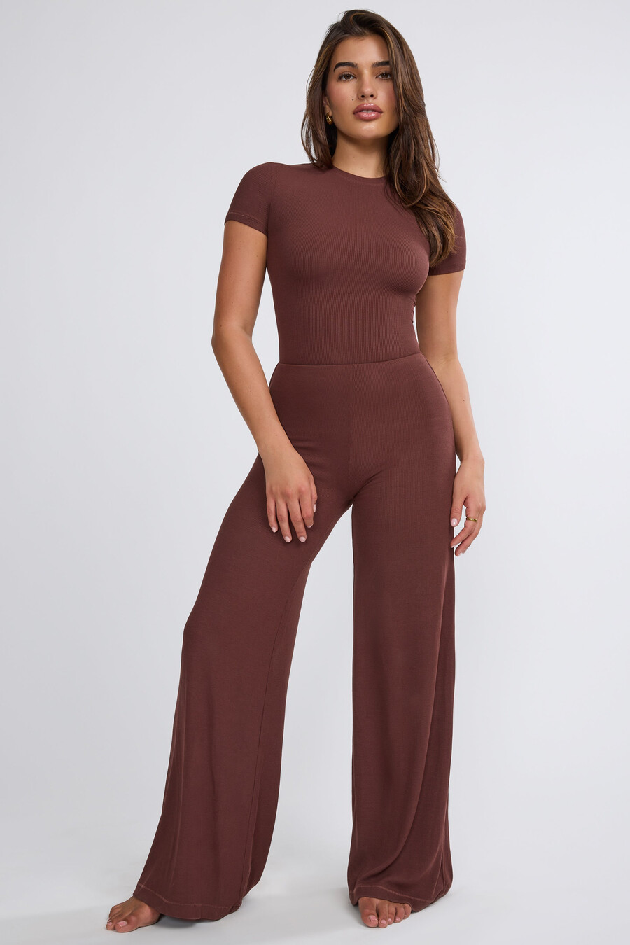 calça de cintura média e pernas largas na cor chocolate