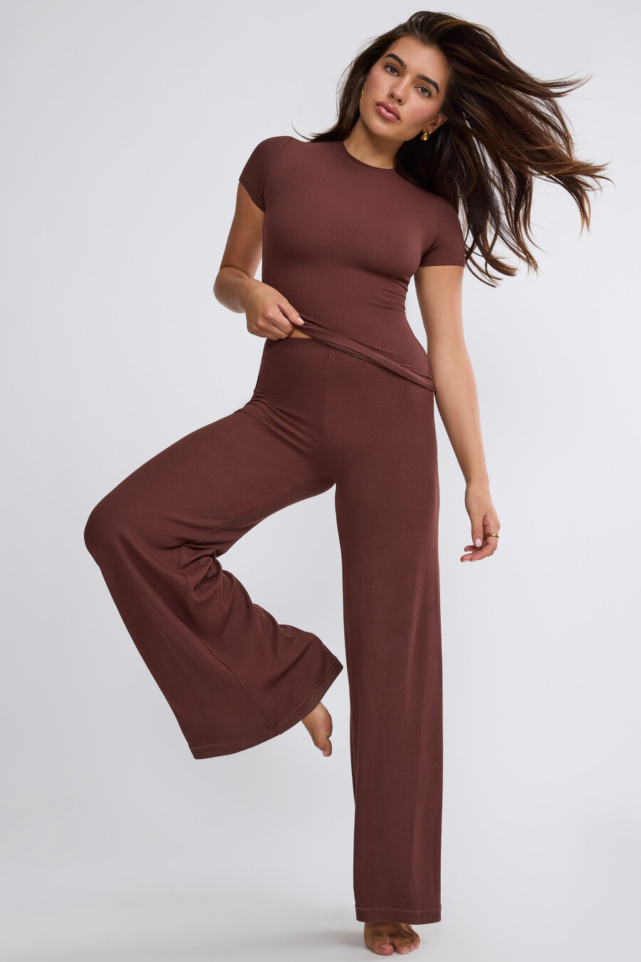 calça de cintura média e pernas largas na cor chocolate