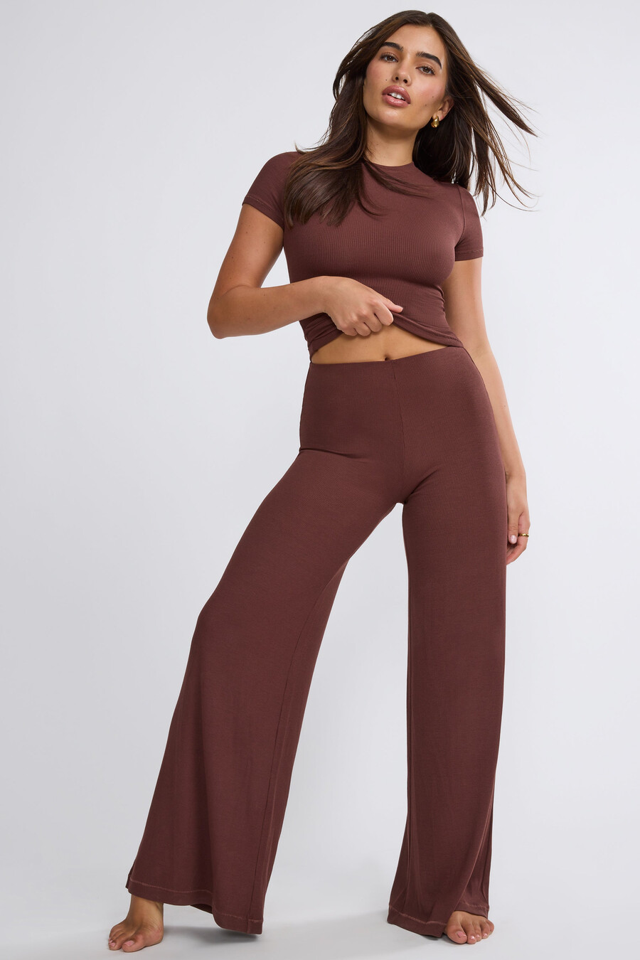 calça de cintura média e pernas largas na cor chocolate