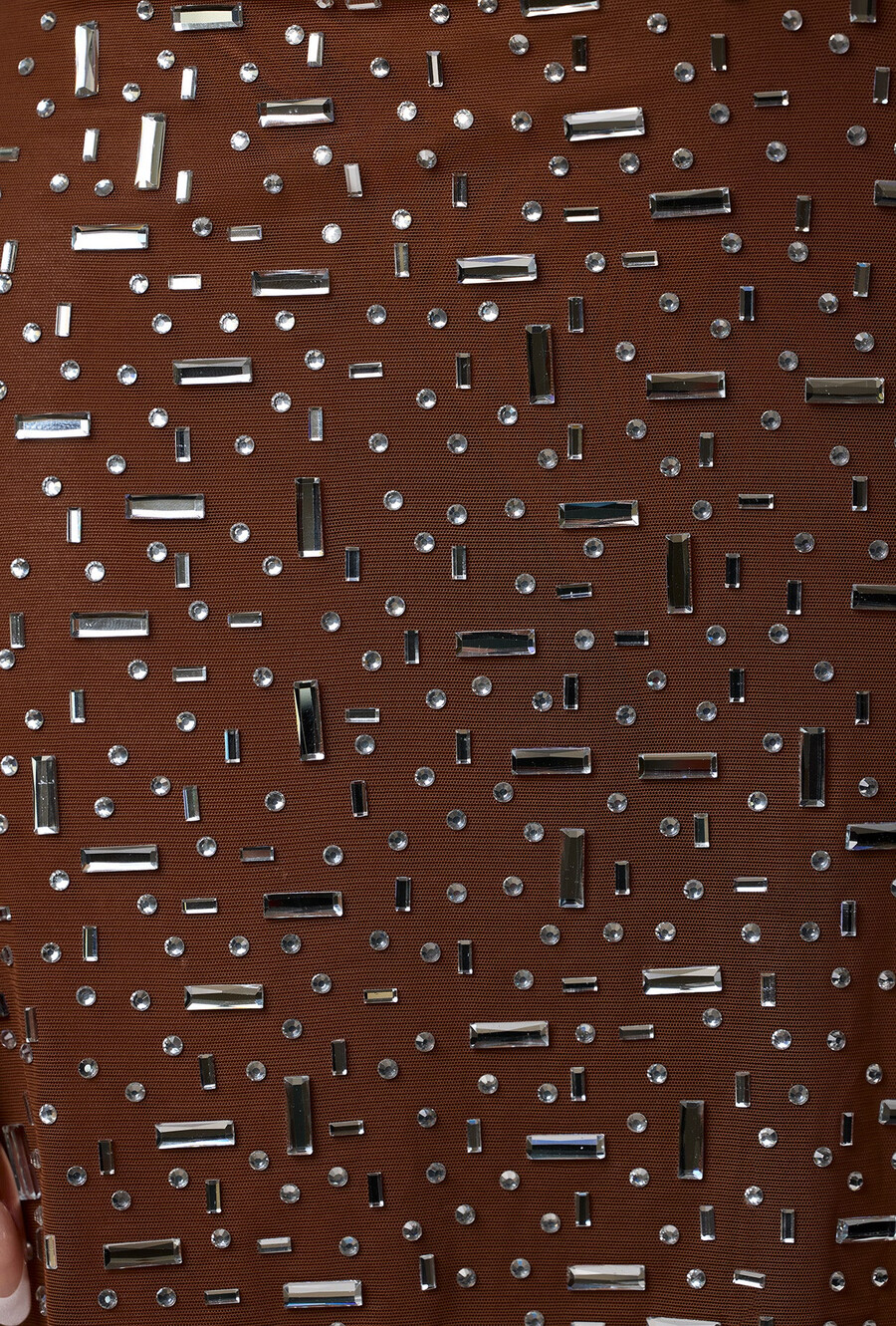 minissaia transparente com decote em v e detalhes brilhantes na cor mocha.