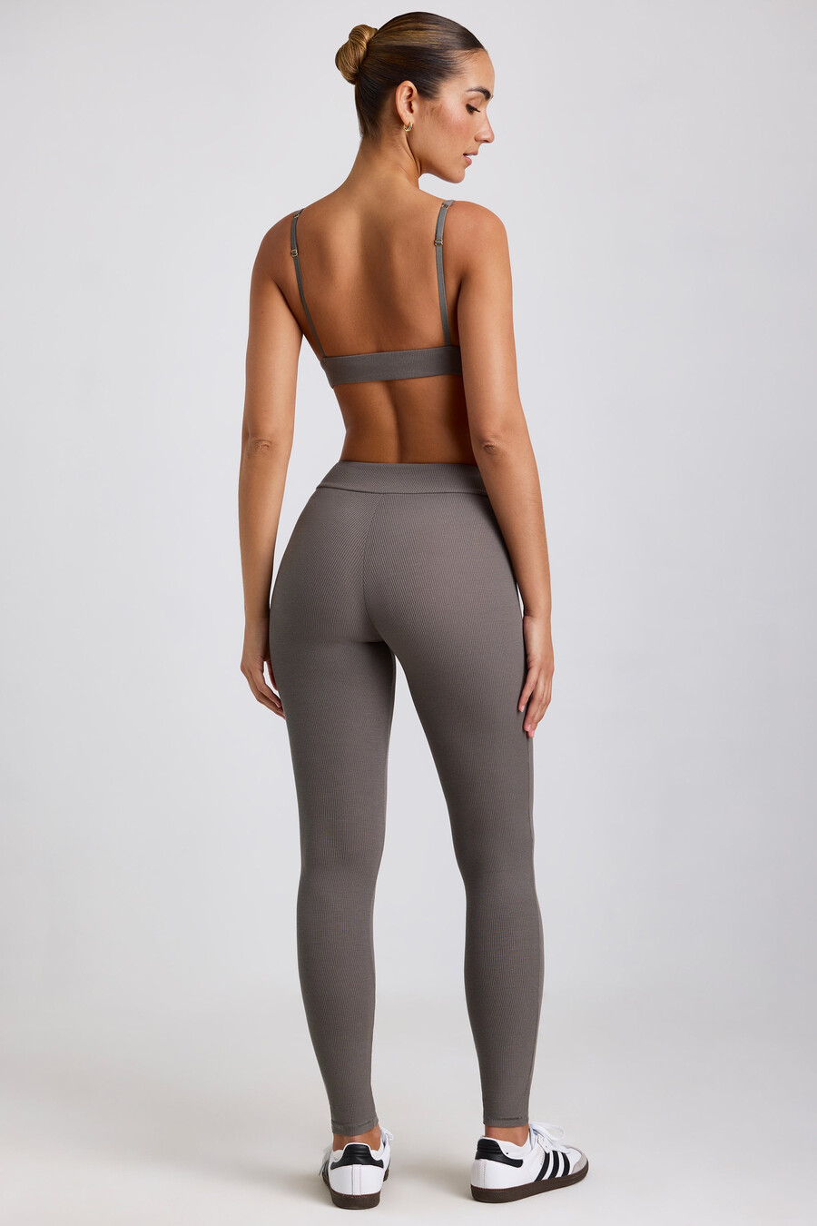 leggings de cintura alta em modal canelado na cor cinza.