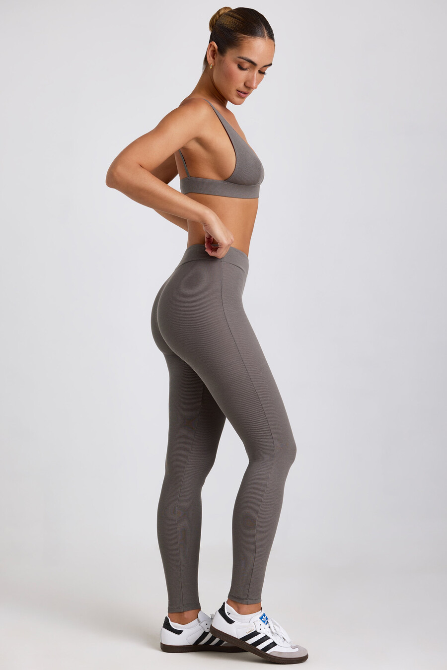 leggings de cintura alta em modal canelado na cor cinza.