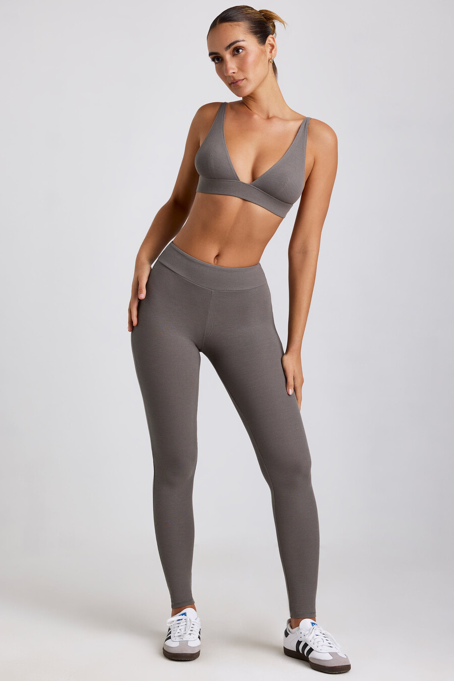leggings de cintura alta em modal canelado na cor cinza.