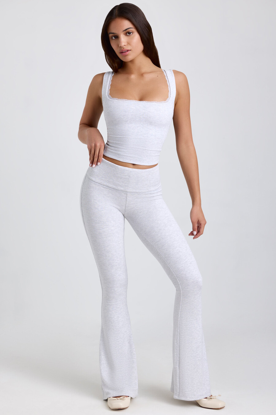 calça flare dobrável de cintura média em modal canelado na cor cinza.