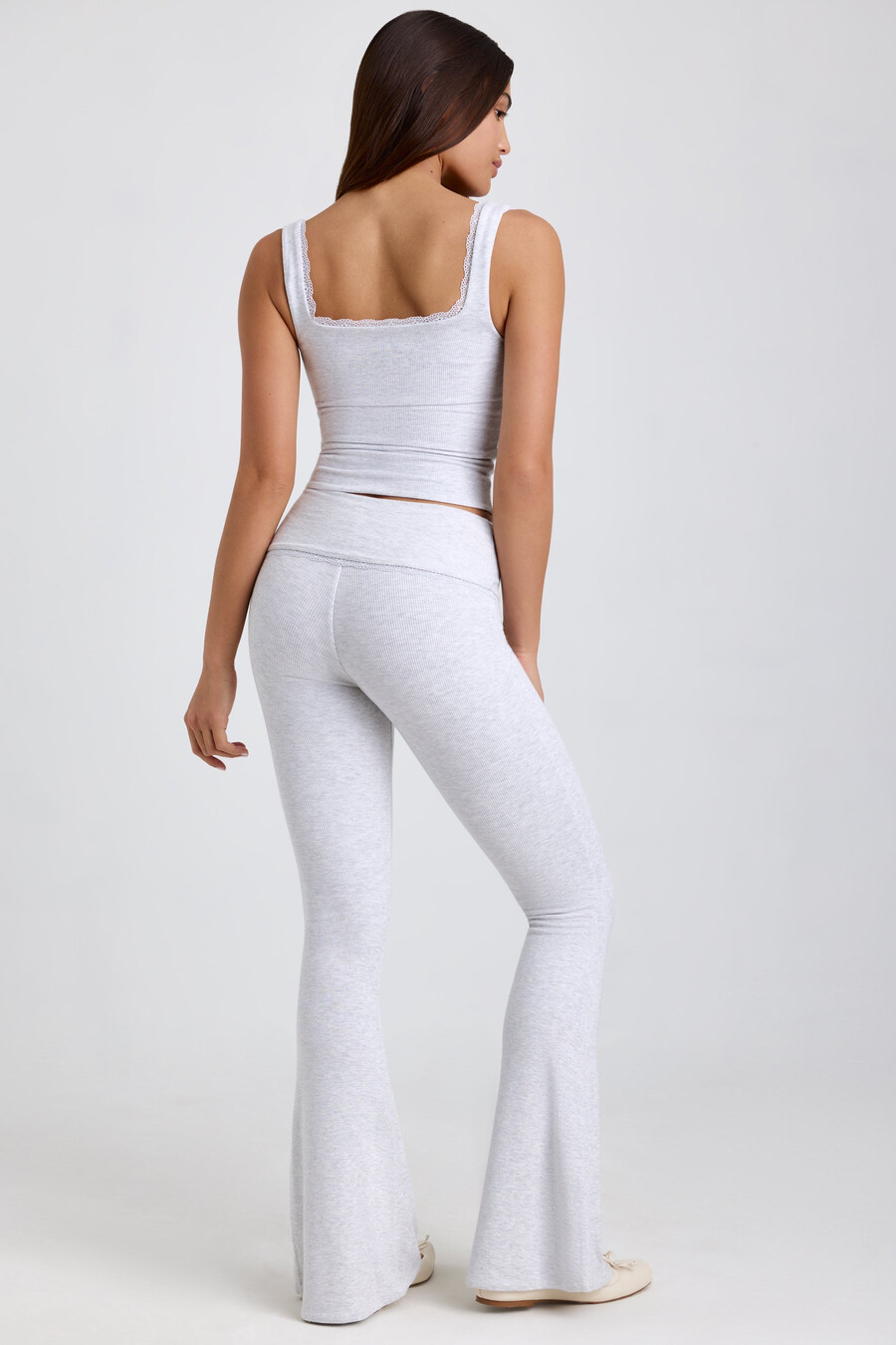 calça flare dobrável de cintura média em modal canelado na cor cinza.