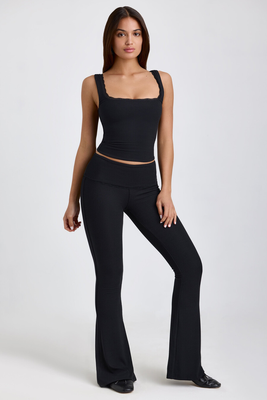 calça flare dobrável de cintura média em modal canelado na cor preta.
