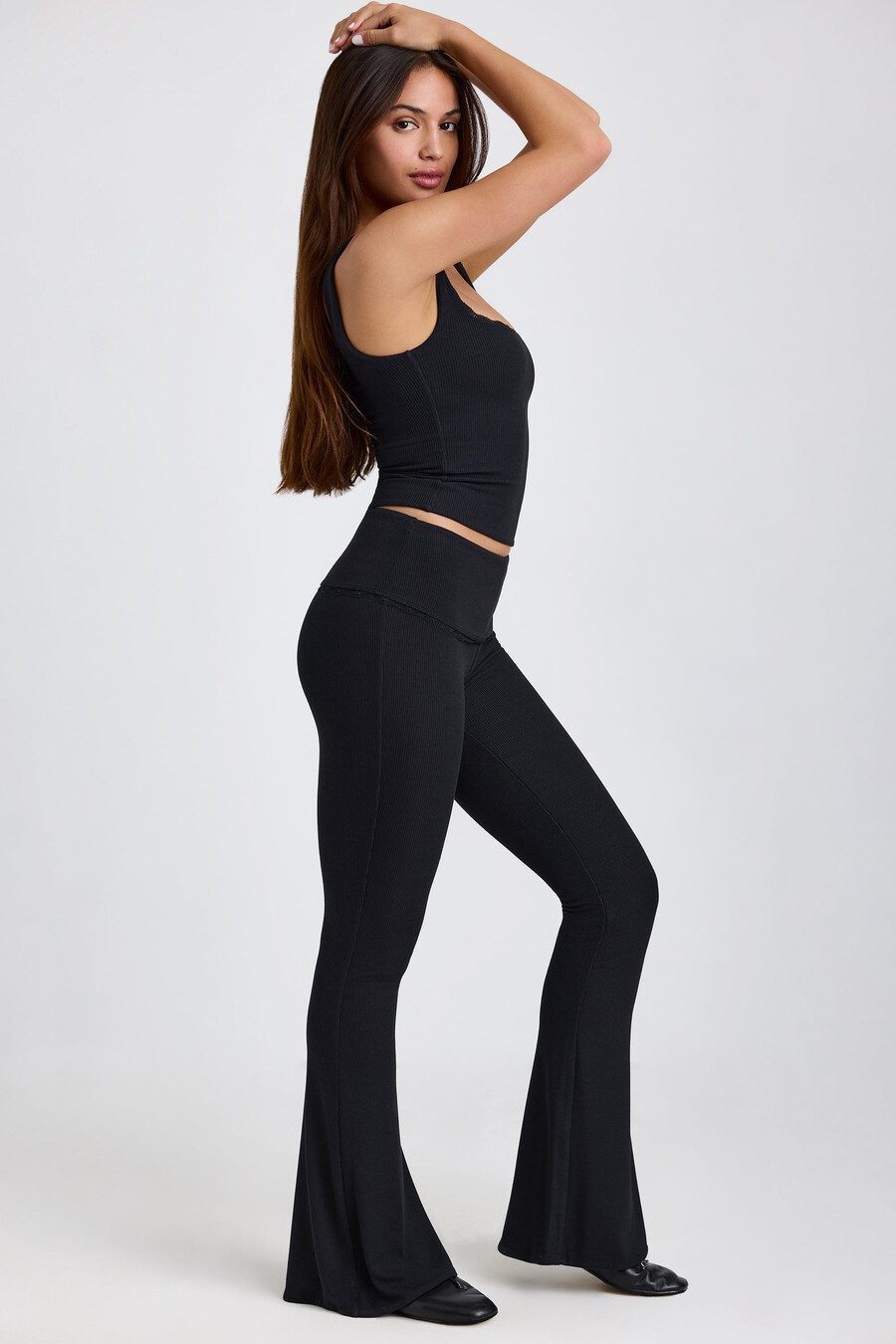 calça flare dobrável de cintura média em modal canelado na cor preta.