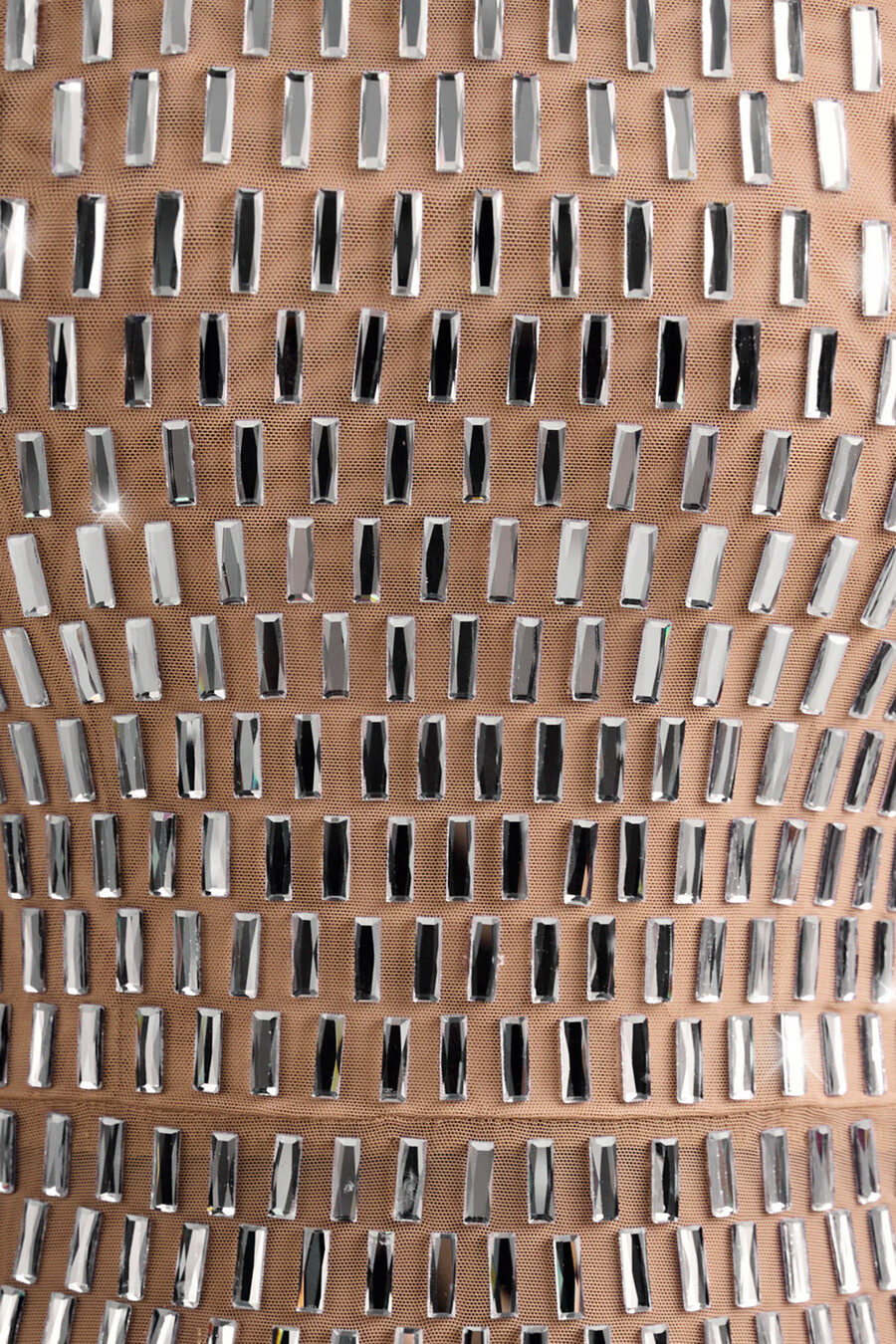 minissaia micro de cintura baixa com detalhes bordados na cor amêndoa