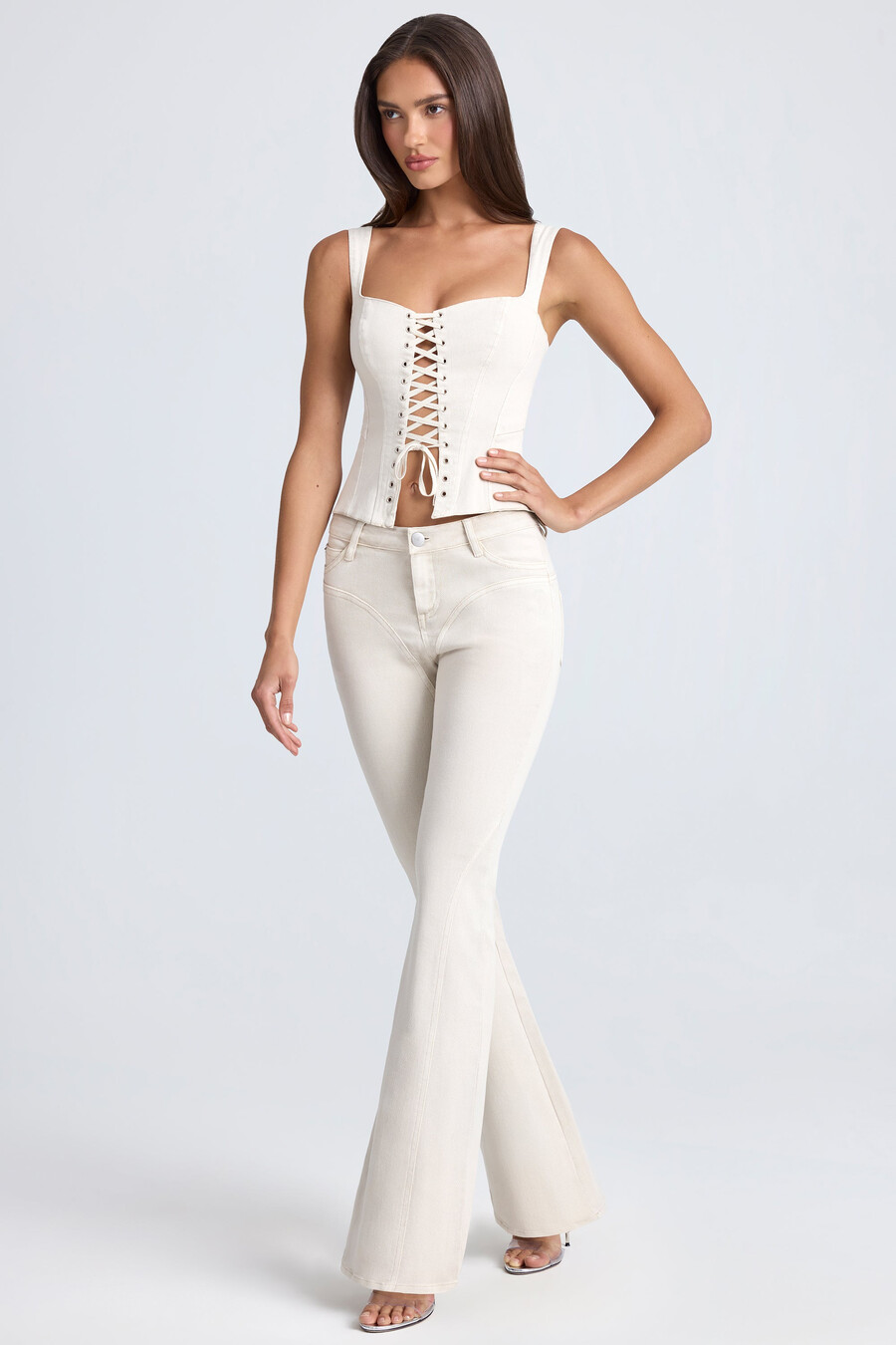 calça jeans flare de cintura média na cor cru
