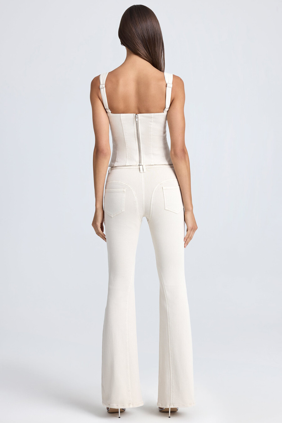 calça jeans flare de cintura média na cor cru