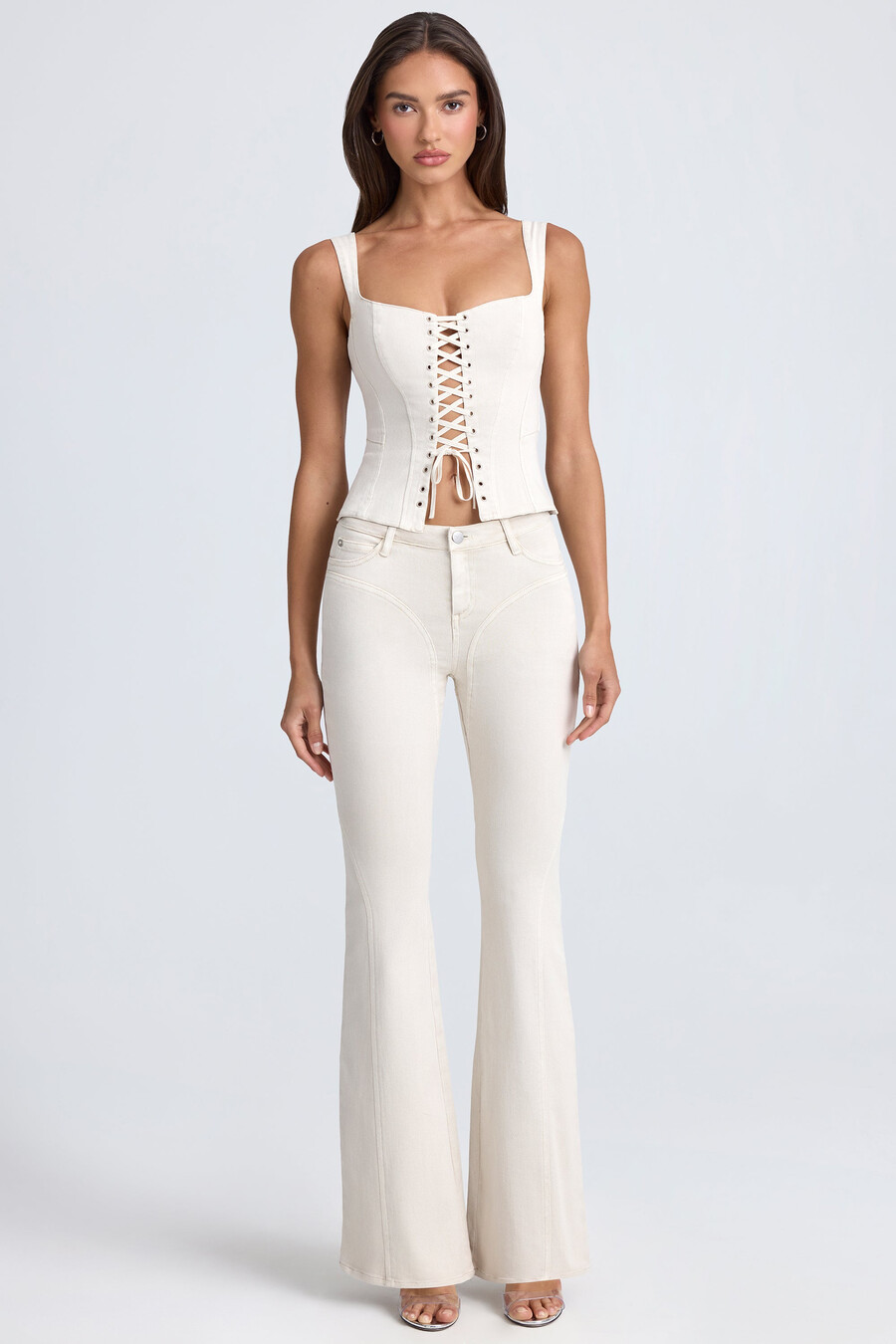 calça jeans flare de cintura média na cor cru