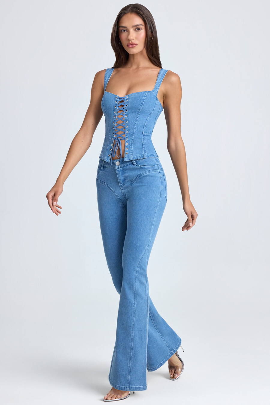 calça jeans flare de cintura média em lavagem stonewash azul médio