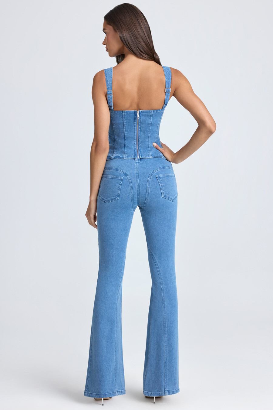 calça jeans flare de cintura média em lavagem stonewash azul médio