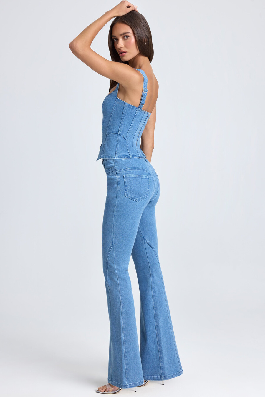 calça jeans flare de cintura média em lavagem stonewash azul médio
