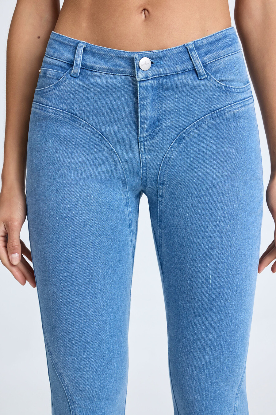 calça jeans flare de cintura média em lavagem stonewash azul médio