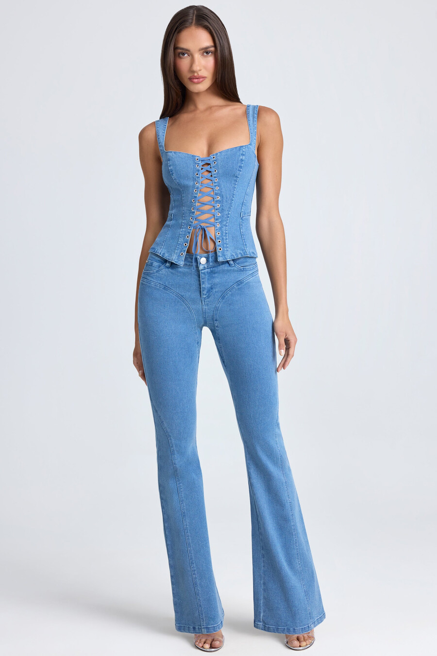 calça jeans flare de cintura média em lavagem stonewash azul médio