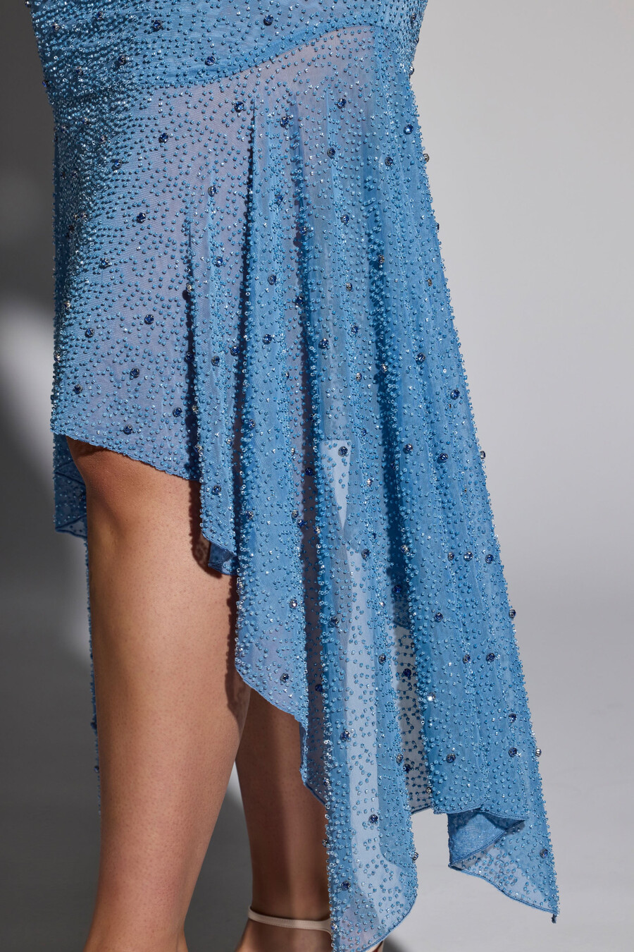 conjunto de top cropped assimétrico e saia com detalhes em azul acinzentado