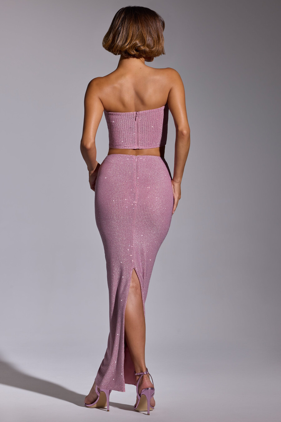 conjunto de top cropped e saia maxi bordados em rosa claro