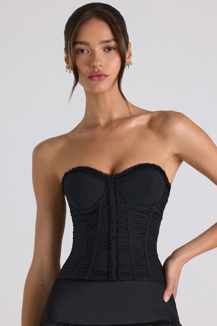 conjunto de top corset e saia balonê na cor preta.