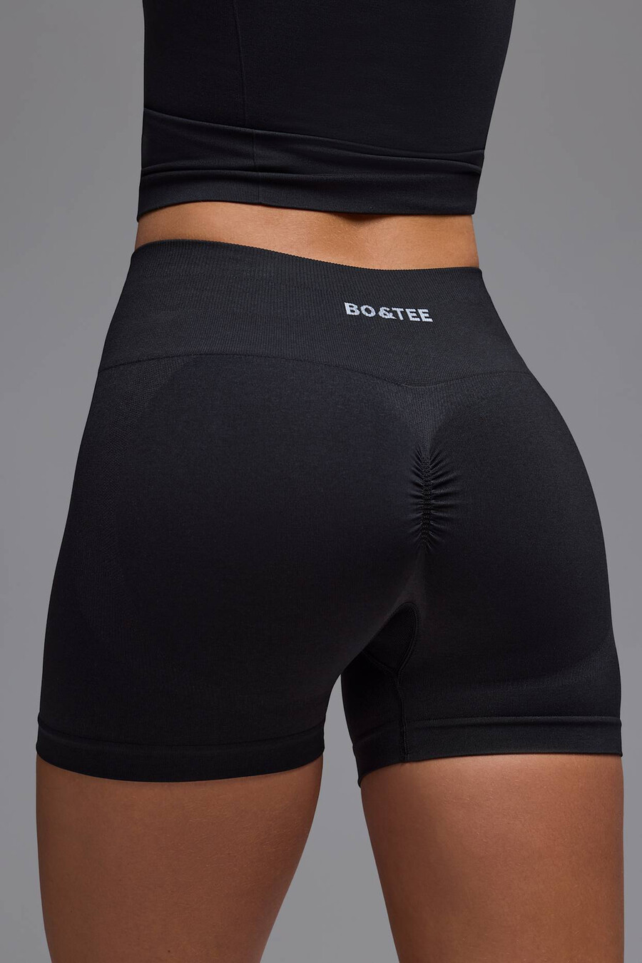 shorts curtos de cintura alta define luxe na cor preta.