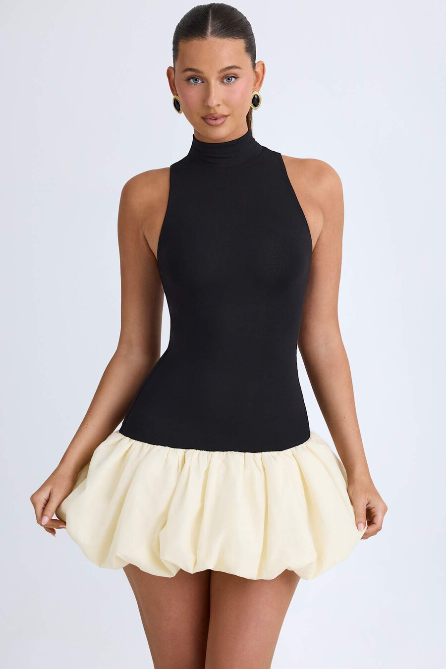 vestido curto preto com gola alta cintura baixa e barra balonê.