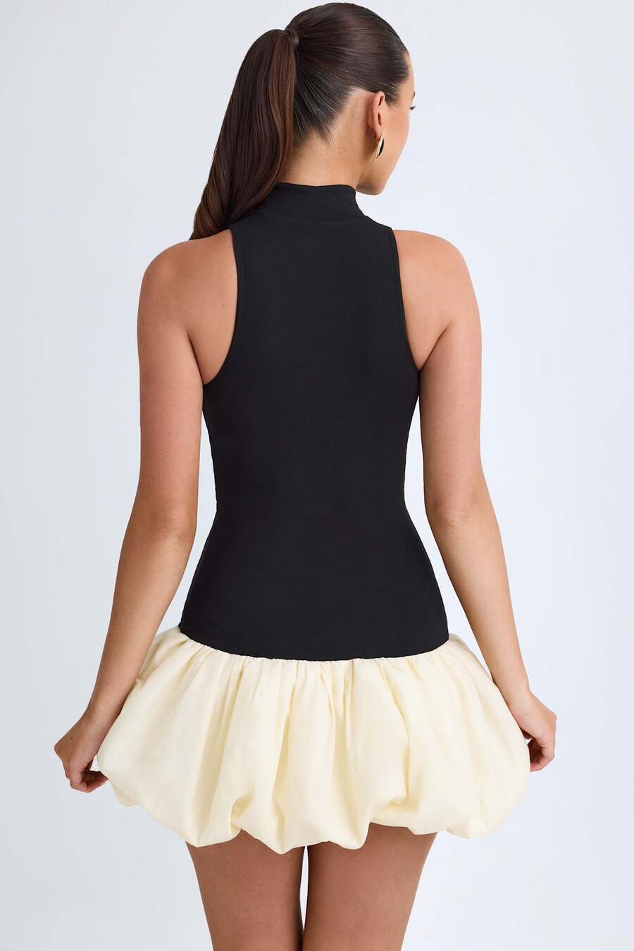 vestido curto preto com gola alta cintura baixa e barra balonê.