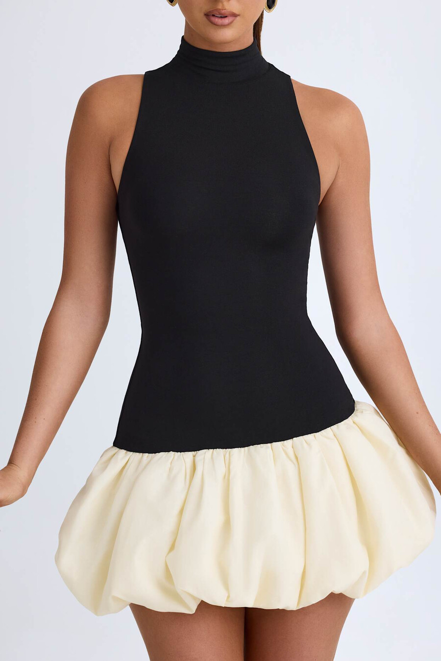 vestido curto preto com gola alta cintura baixa e barra balonê.