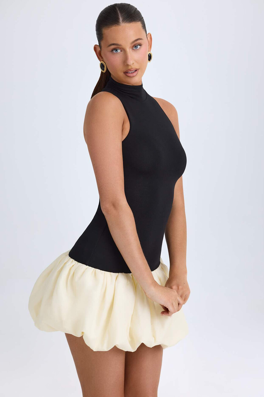 vestido curto preto com gola alta cintura baixa e barra balonê.