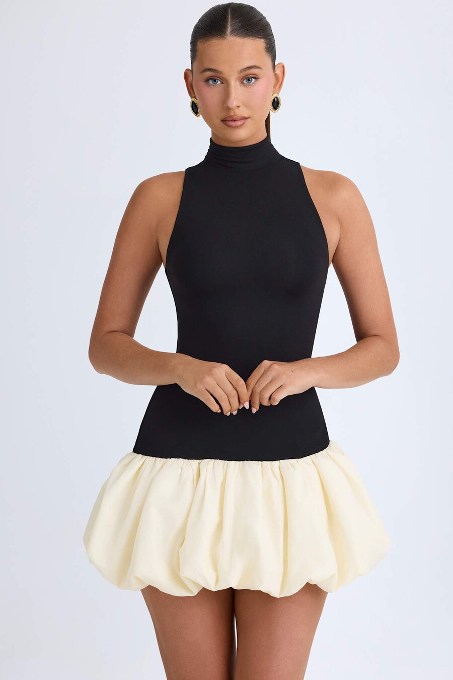 vestido curto preto com gola alta cintura baixa e barra balonê.
