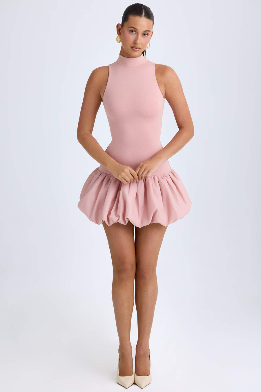 vestido curto de gola alta com cintura baixa e barra balonê em rosa malva.