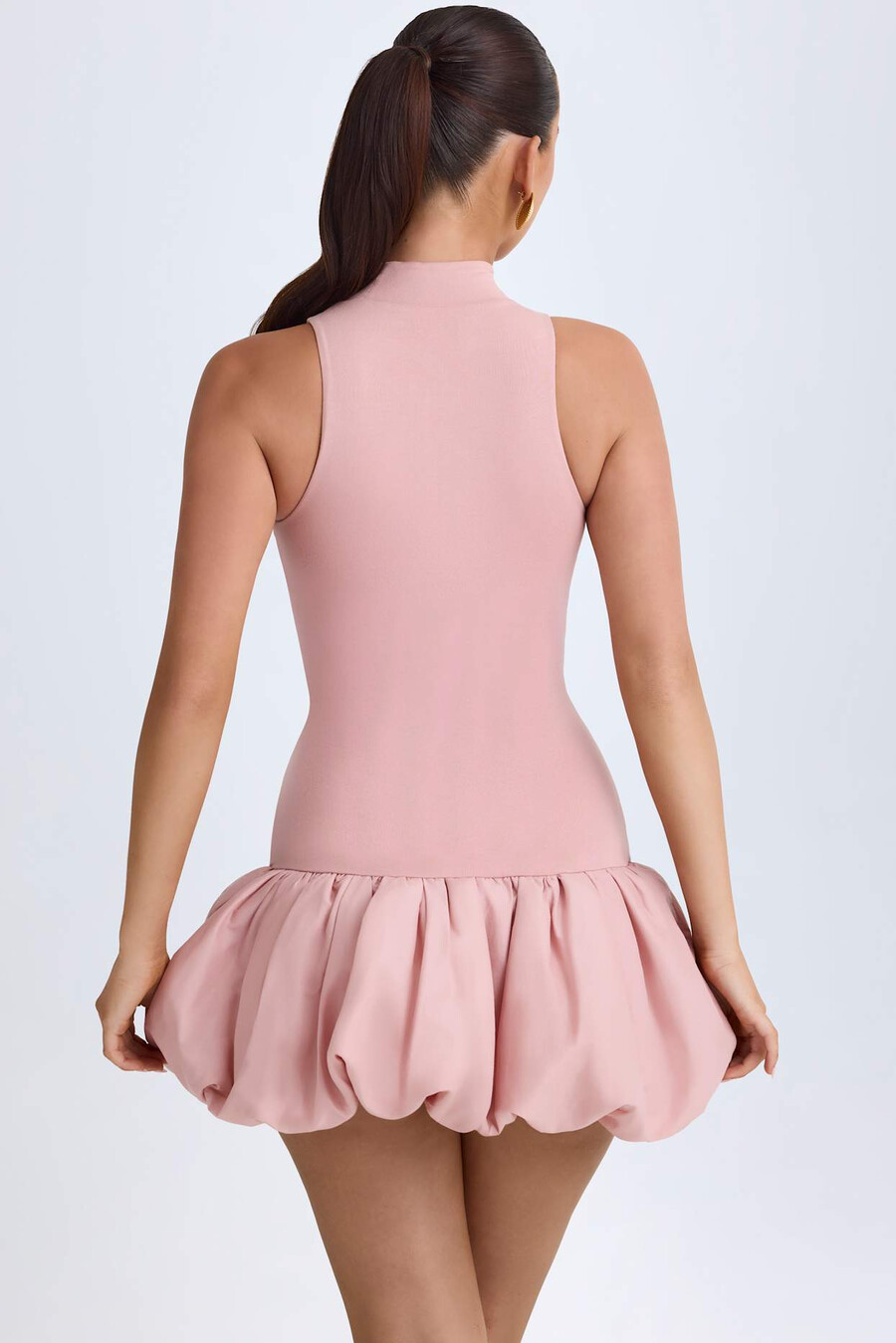 vestido curto de gola alta com cintura baixa e barra balonê em rosa malva.