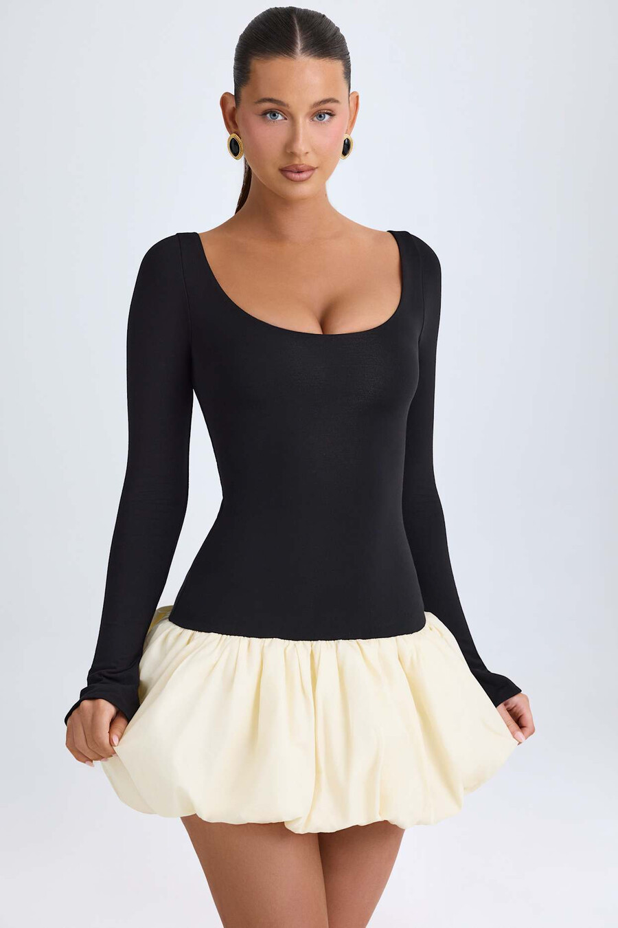 vestido curto com decote redondo cintura baixa e barra balonê na cor baunilha.