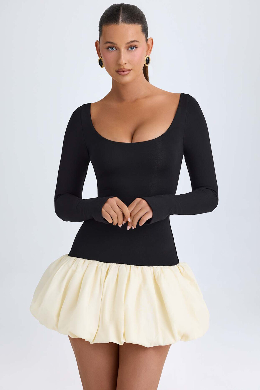 vestido curto com decote redondo cintura baixa e barra balonê na cor baunilha.