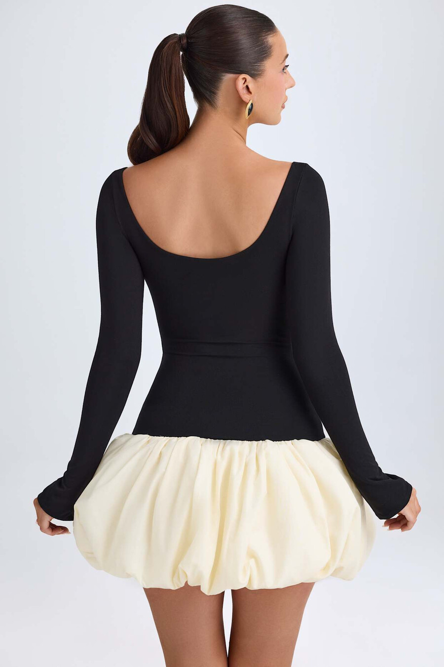 vestido curto com decote redondo cintura baixa e barra balonê na cor baunilha.