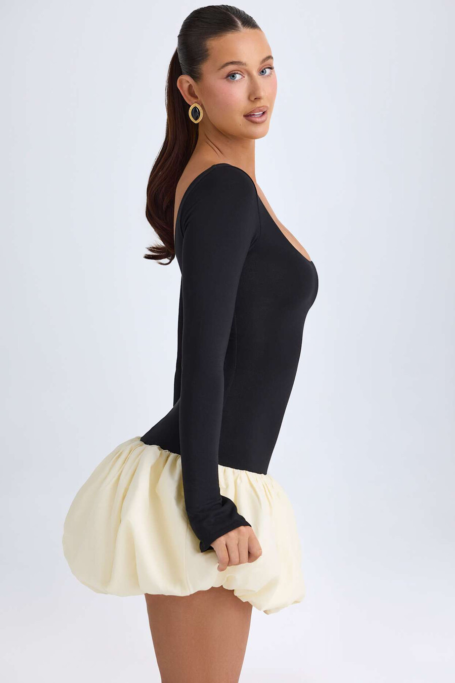 vestido curto com decote redondo cintura baixa e barra balonê na cor baunilha.