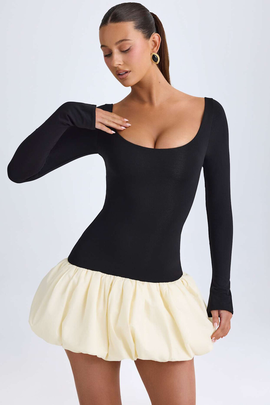 vestido curto com decote redondo cintura baixa e barra balonê na cor baunilha.